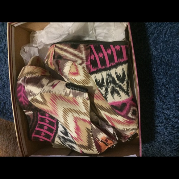 Tribal Print Wedge Heels - Picture 3 of 6