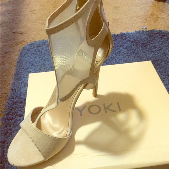 Beige mesh t-strap heels - Picture 1 of 5