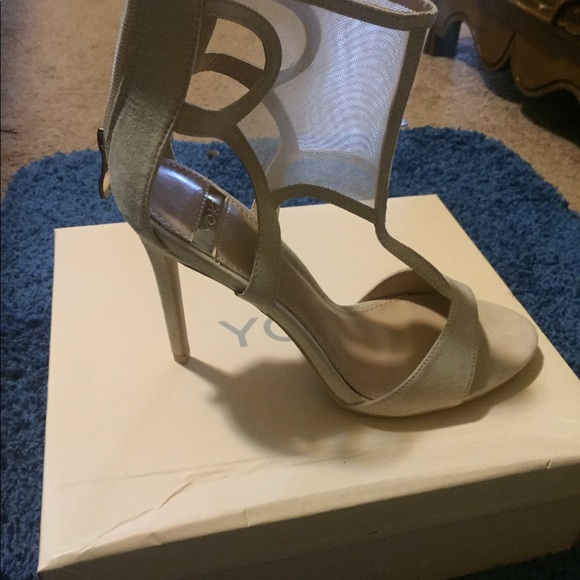 Beige mesh t-strap heels - Picture 2 of 5