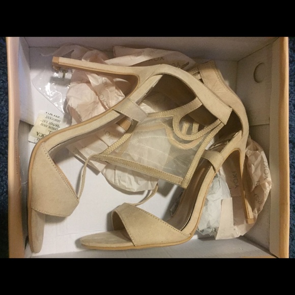 Beige mesh t-strap heels - Picture 3 of 5