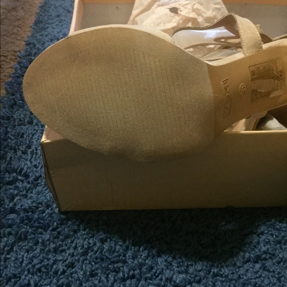 Beige mesh t-strap heels - Picture 4 of 5