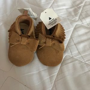 Bow moccasins for 18-24 months (run small)