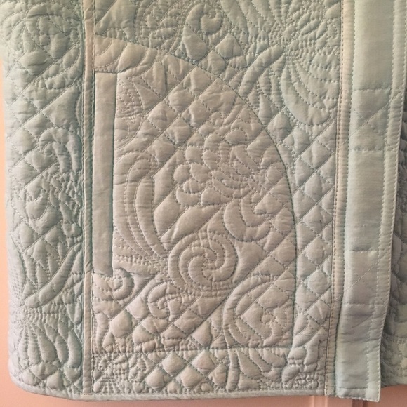 Stay cozy beautifully! ❄️ Pale green silk vest - Picture 5 of 6