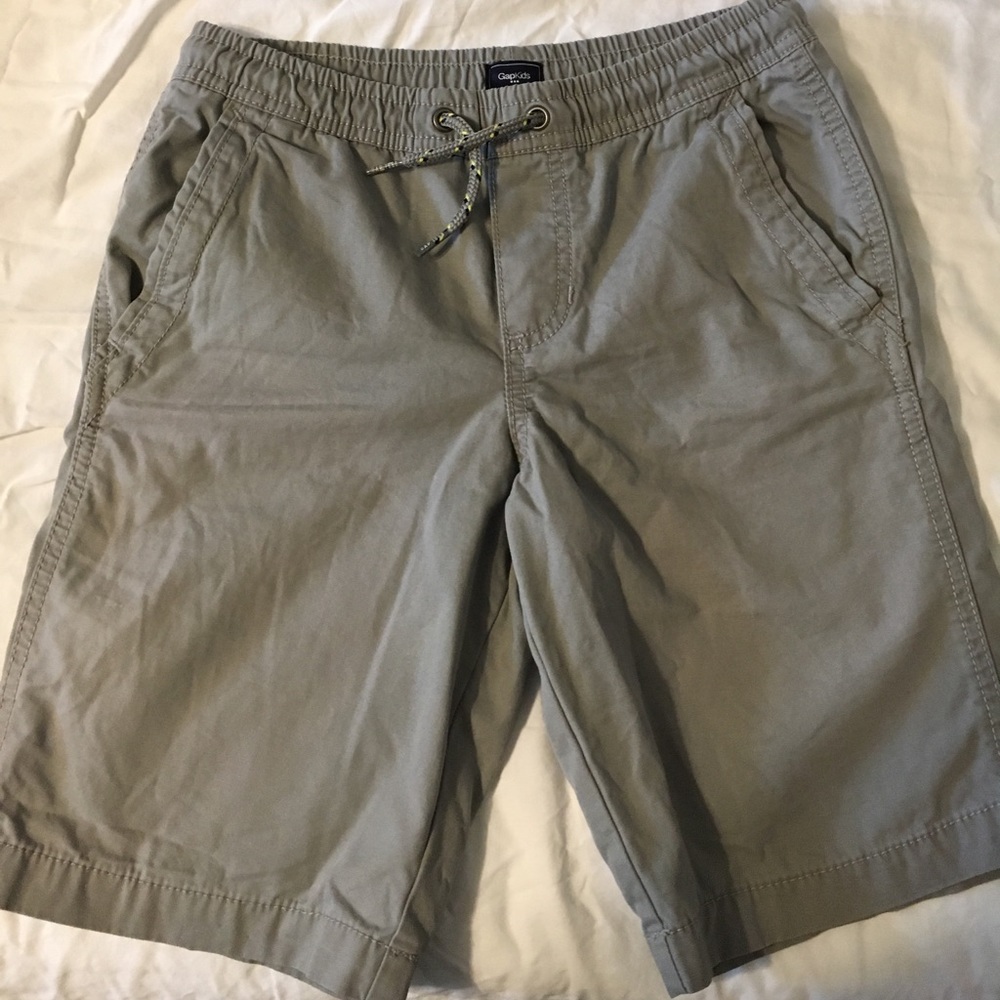 Gap kids grey shorts size Large.