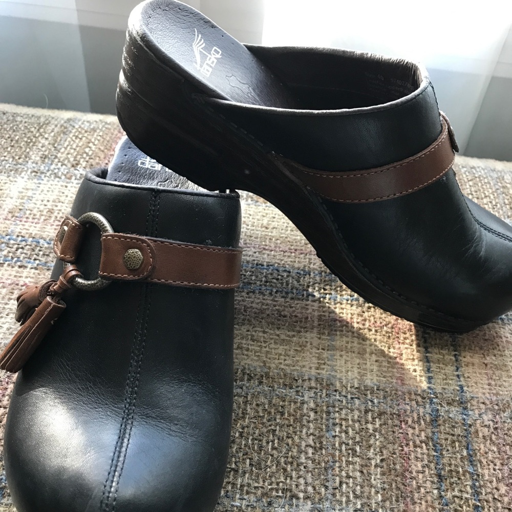 Dansko Size 40 Black & Tan Clog. Like New.