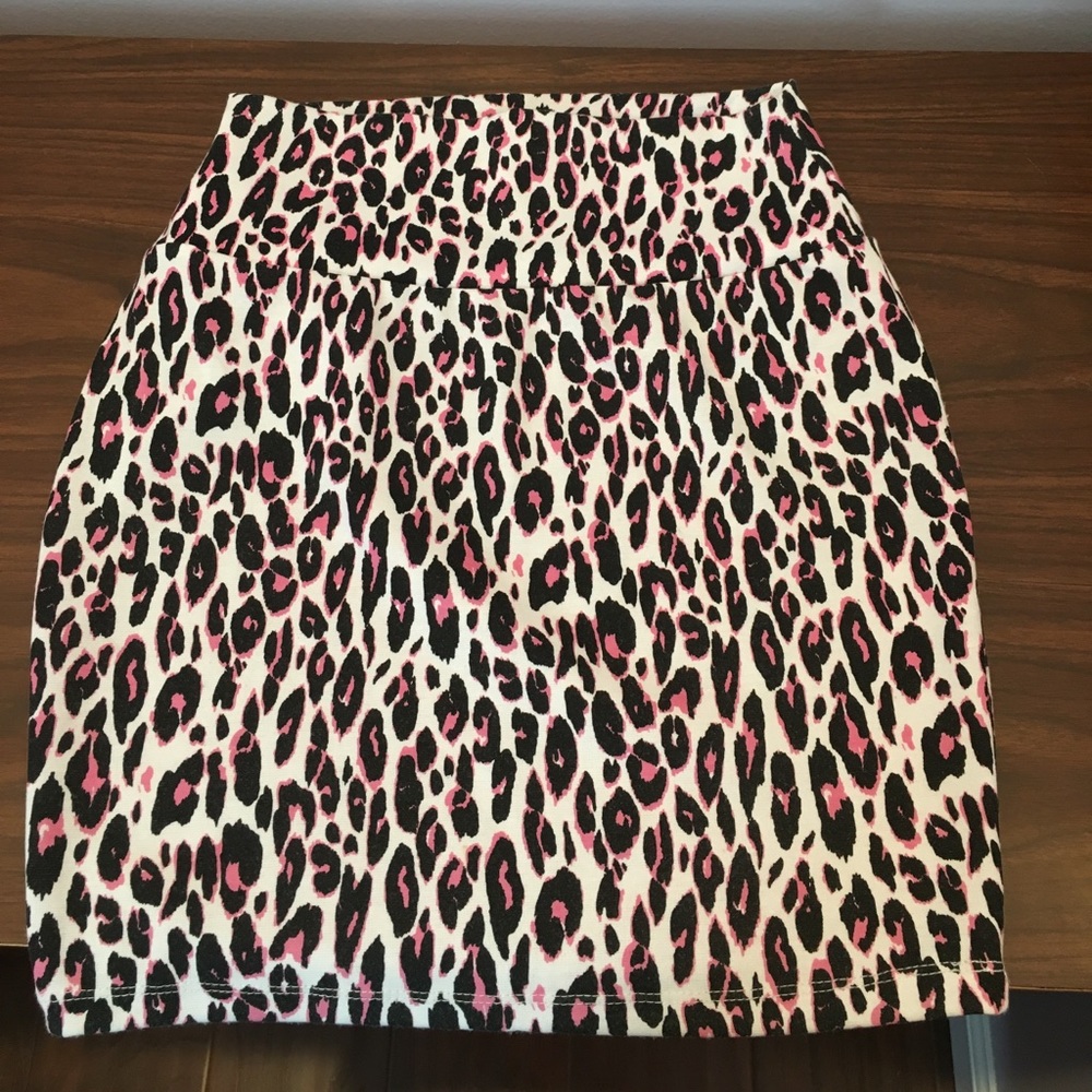 SOLD: Leopard print pencil skirt