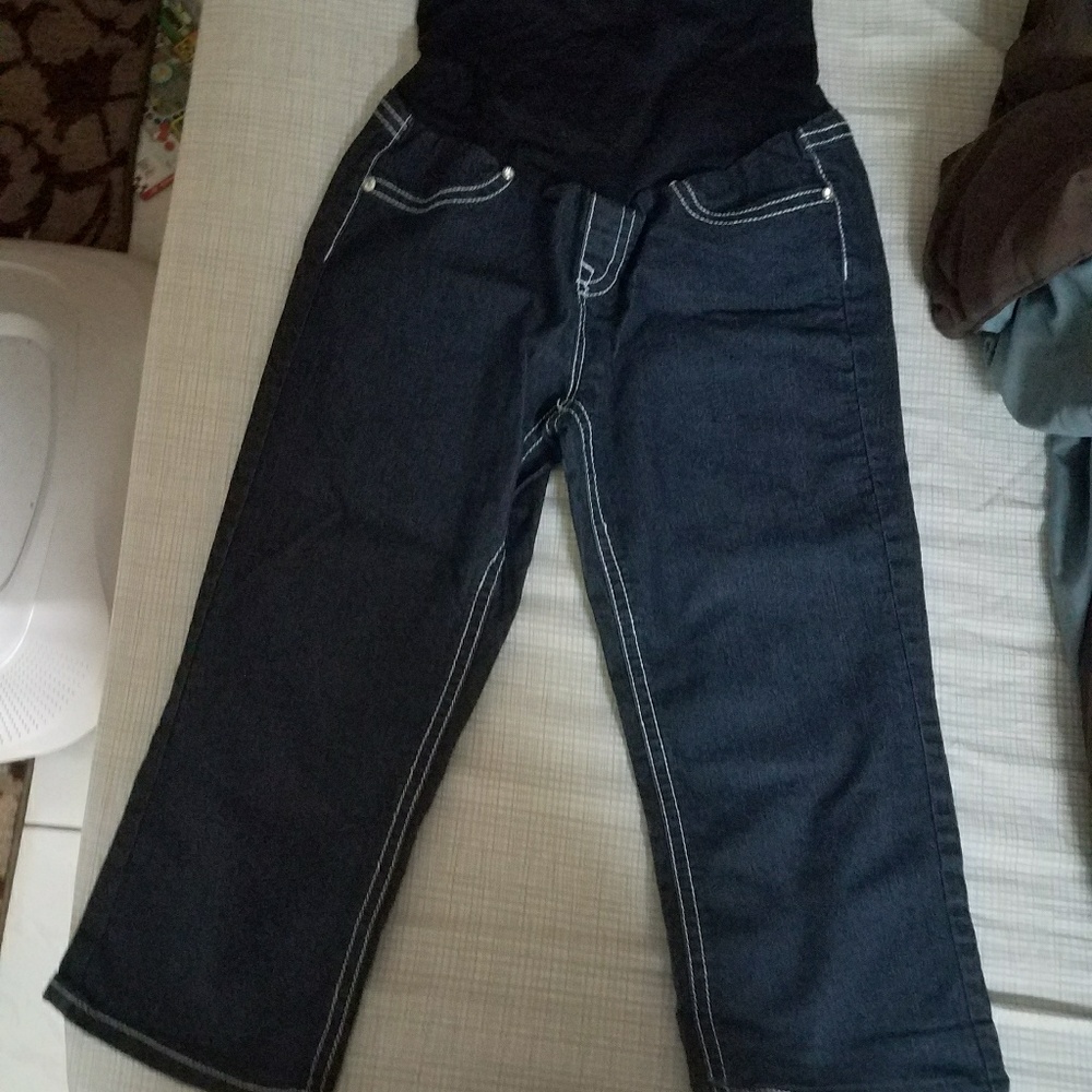 Maternity capris