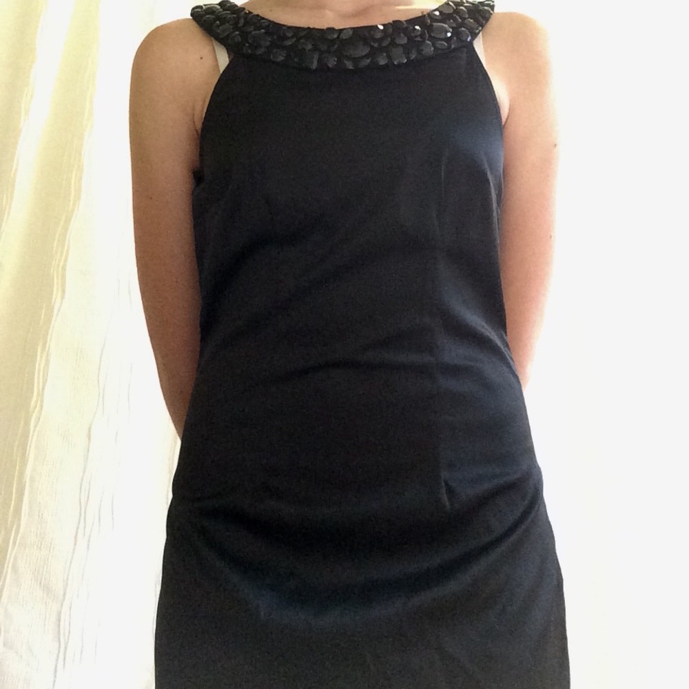 Black dress with plástico jewels on neckline