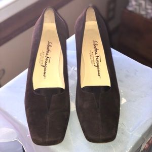 SALVATORE FERRAGAMO BROWN SUEDE HEELS SZ 10