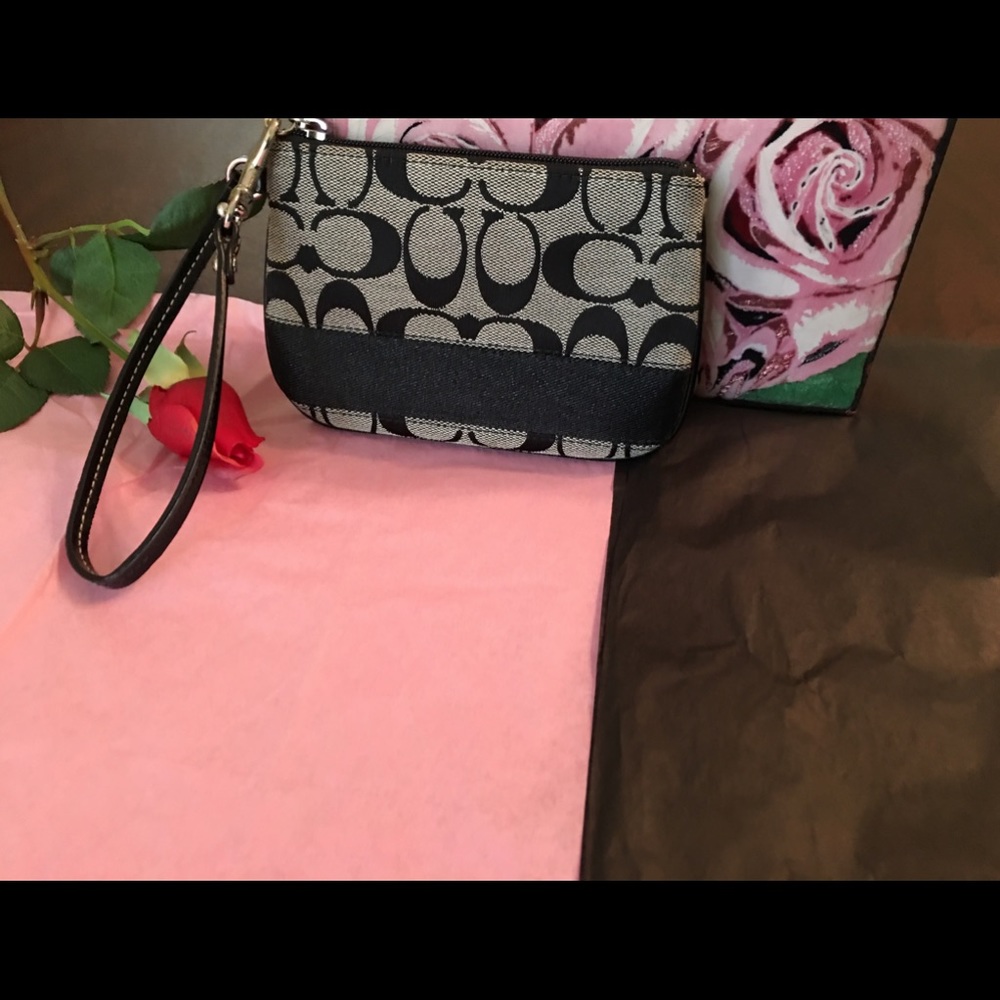🥀🥀 NWOT Coach  Wristlet