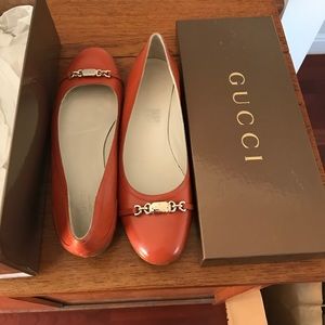 Gucci orange ballet flats with chain detail!