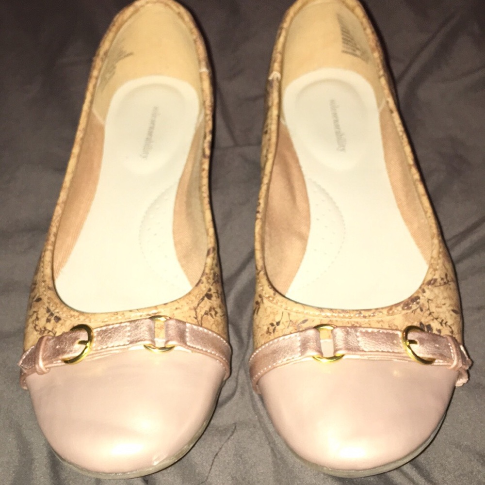 Ladies size 9 Sole Sensibility shoes. Super cute!