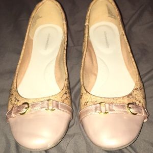 Ladies size 9 Sole Sensibility shoes. Super cute!