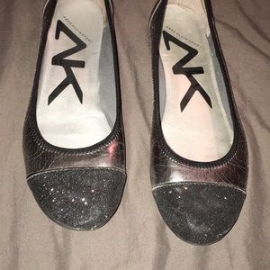 9M ladies Anne Klein silver/black sparkle flats.