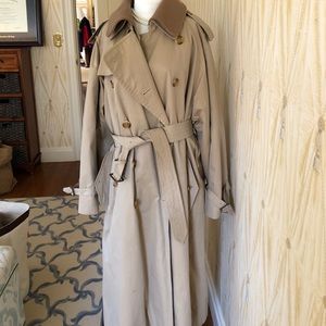 Men’s Authentic Burberry Trench coat, 54 reg