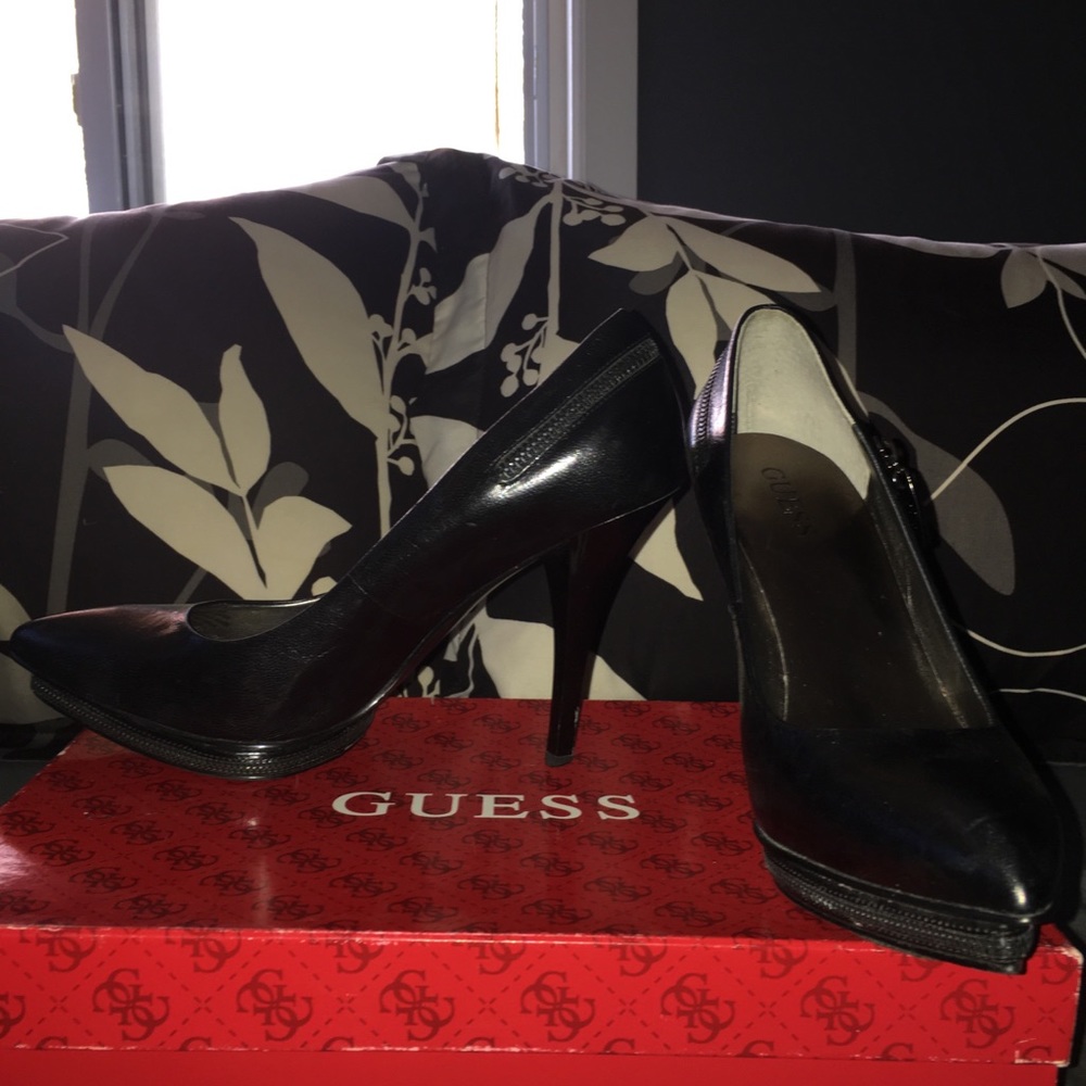 Guess Leather Black Pumps