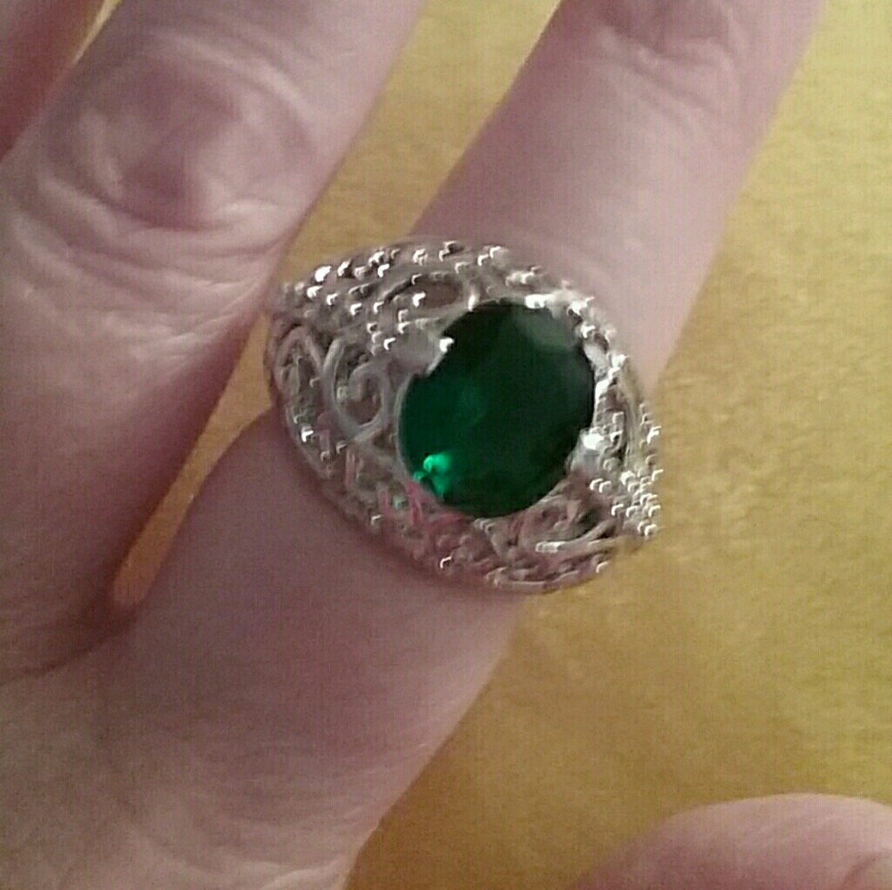 Beautiful Emerald gem 💎 set in a 925ss ring.