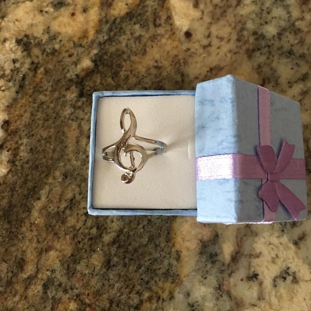 SILVER TREBLE CLEF RING
