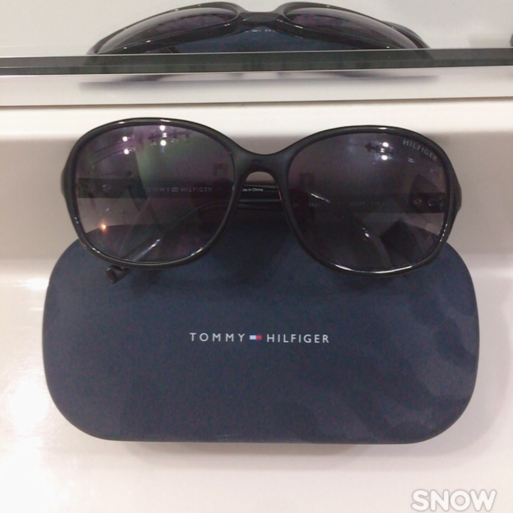 Tommy sun glasses