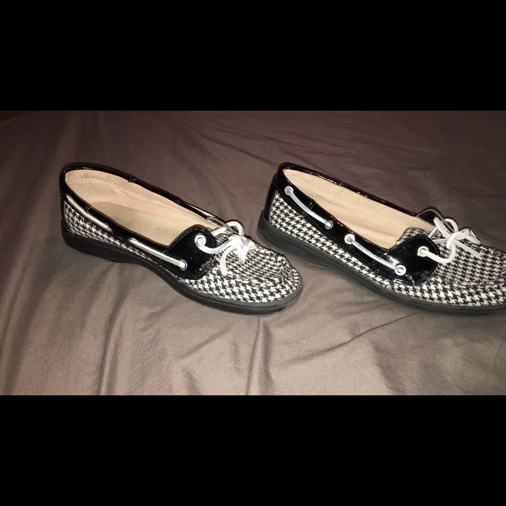 Ladies 9 Croft & Barrow deck shoes.