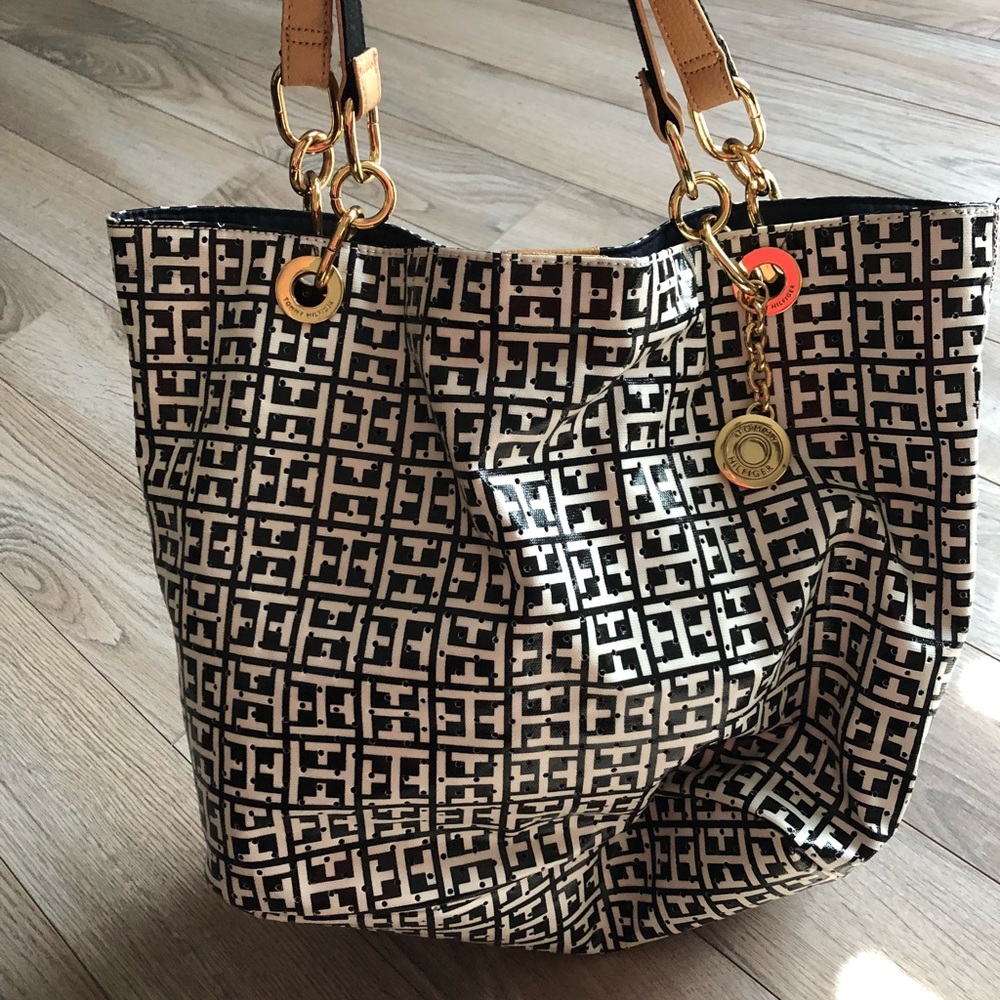 Tommy Hilfiger navy/white purse ADORABLE!