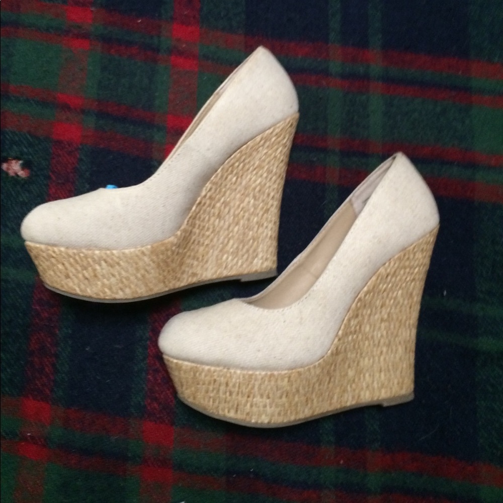 🌻BRAND NEW CANVAS WEDGES MINT CONDITION🌻