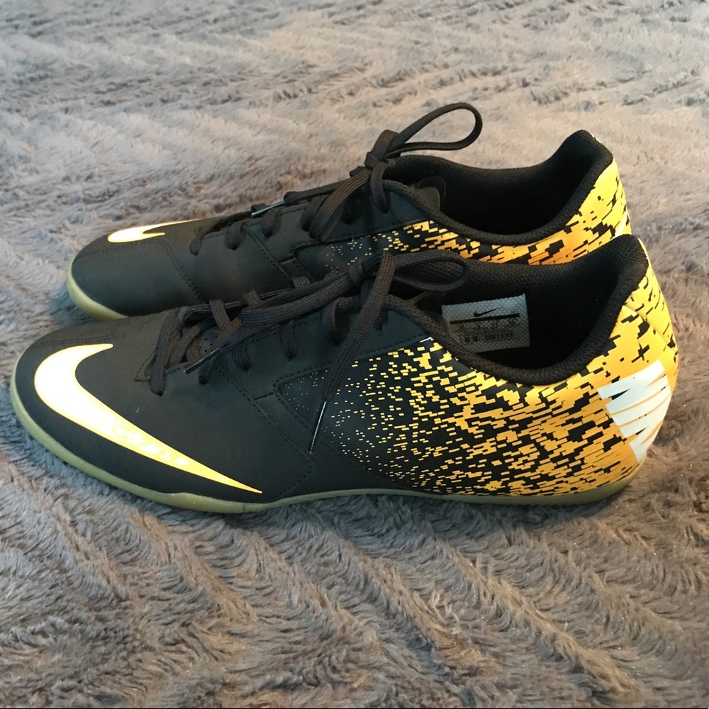 Men's indoor soccer shoes