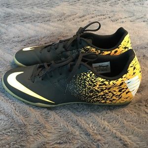 Men's indoor soccer shoes