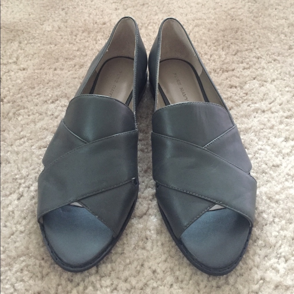 PURE NAVY gray flats