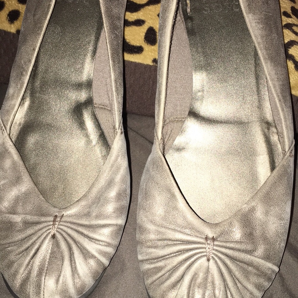 Silver metallic women’s flats size 9. Gently used.