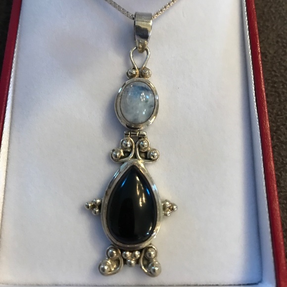 STERLING SILVER RAINBOW MOONSTONE & ONYX PENDANT - Picture 5 of 5