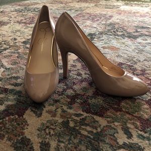 Jessica Simpson Malia nude pumps