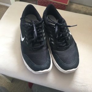 Black nike sneakers size 7.5