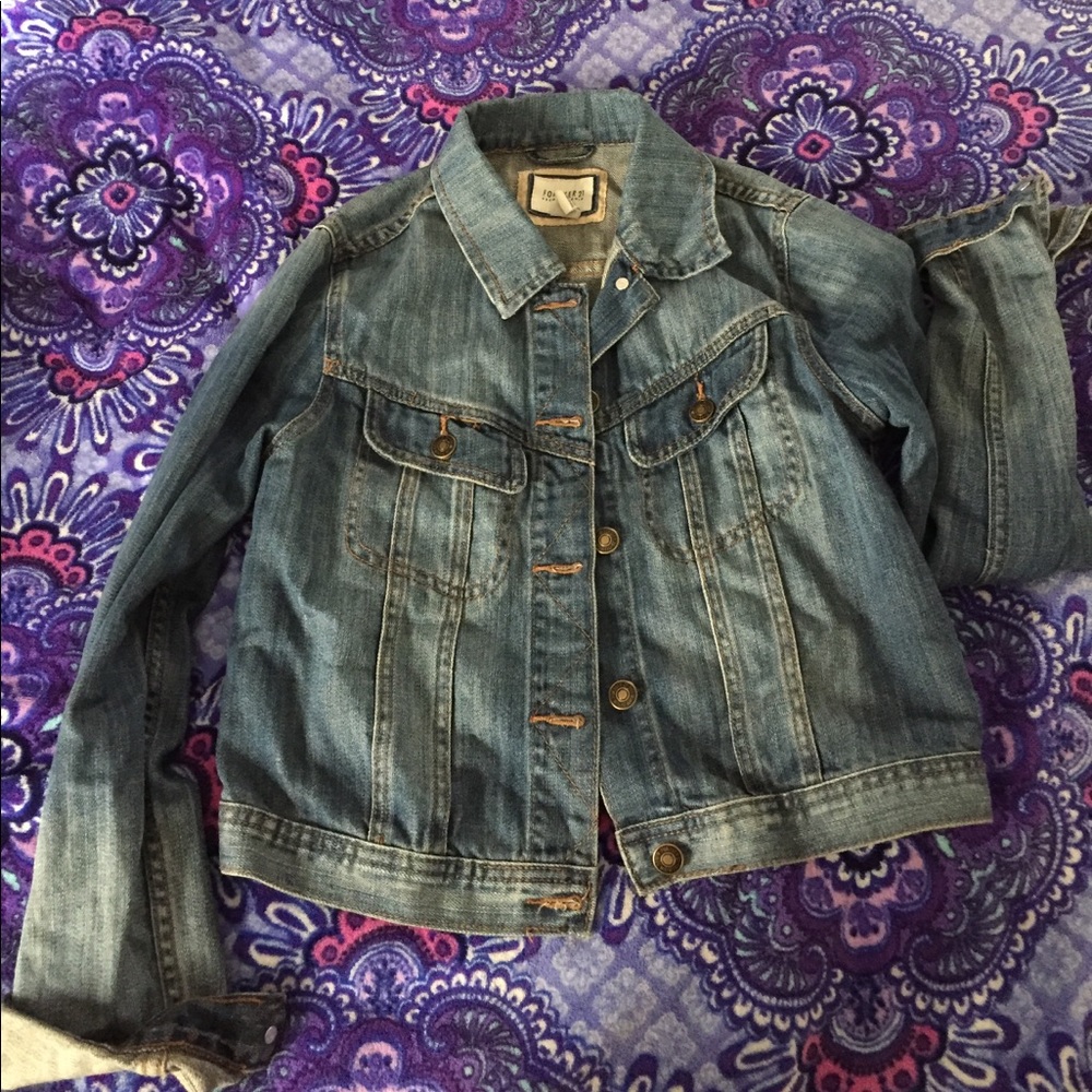 Cropped light wash denim jacket Forever 21