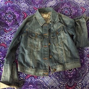 Cropped light wash denim jacket Forever 21
