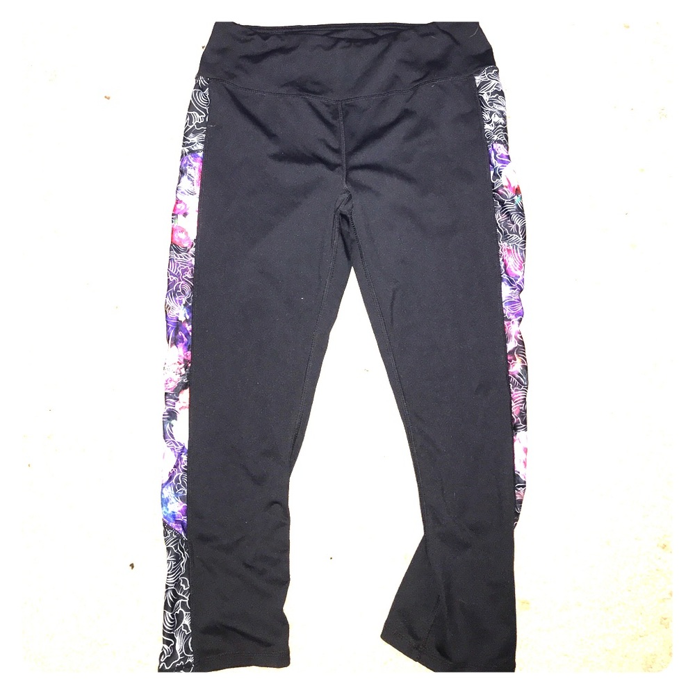 Cropped black flowered leggings