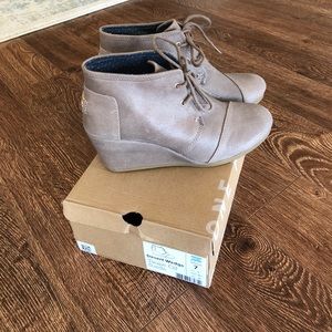 Toms Desert Wedges in taupe oil suede