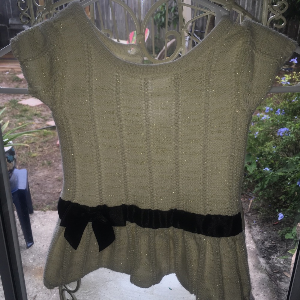 Place 89 girls sweater top w/ bow. Sz-6-9 Months