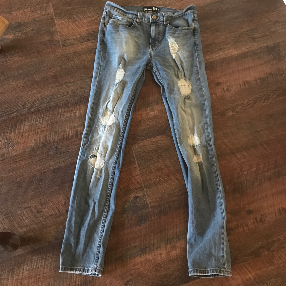 Men’s Skinny Tapered ripped jeans.