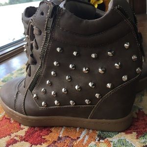 Tan wedged spiked sneakers