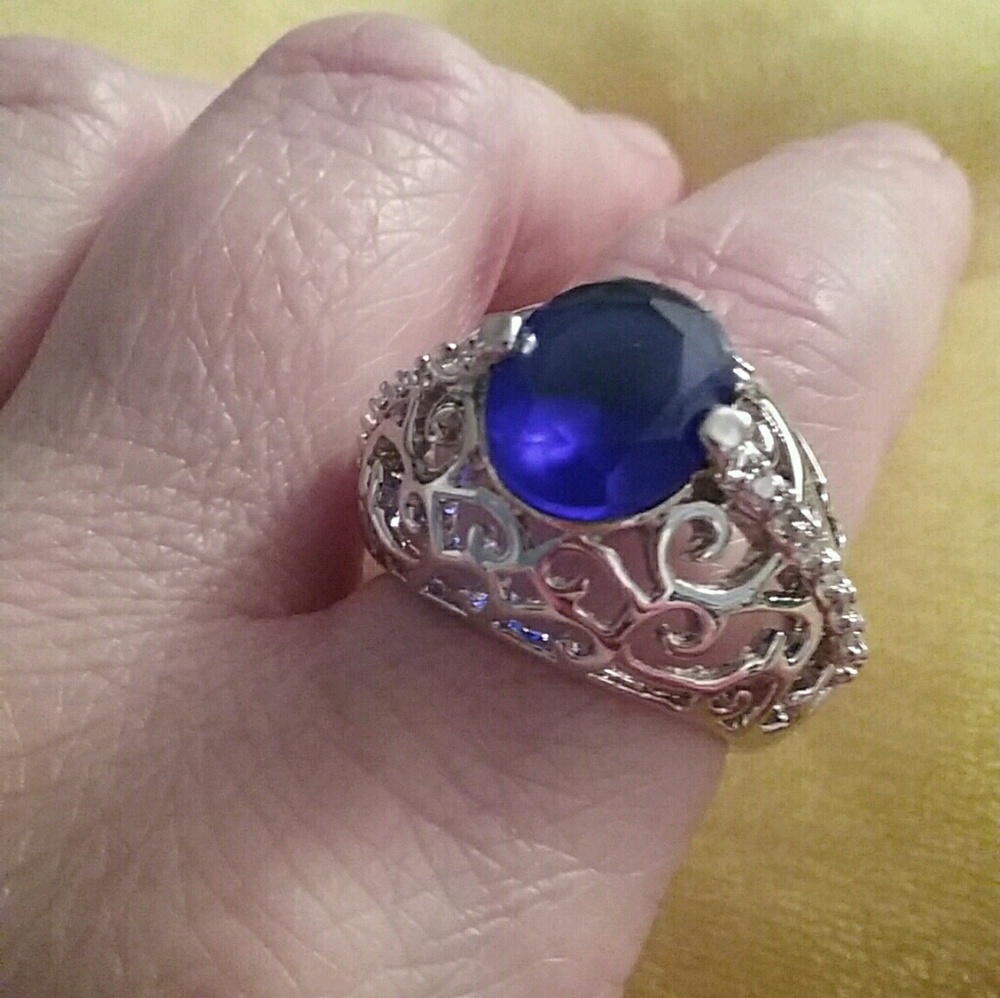 Beautiful Lab created Blue Sapphire 💎 set in 925ss ring.