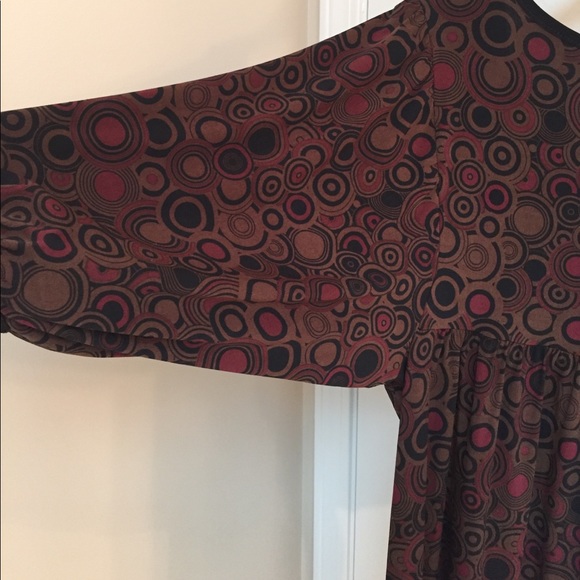 Max studio geometric black maroon dress. - Picture 4 of 5