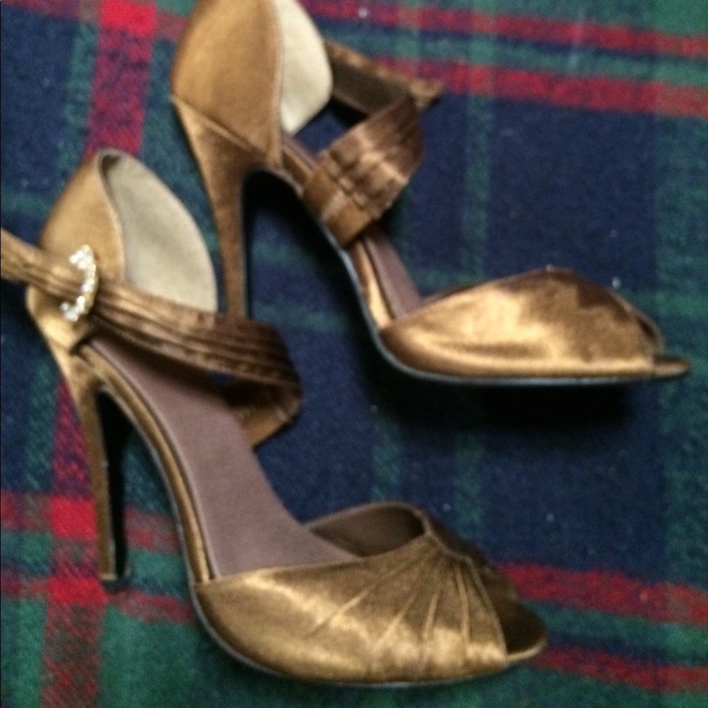 ⭐️BRONZE HEELS MUST CHECK OUT⭐️