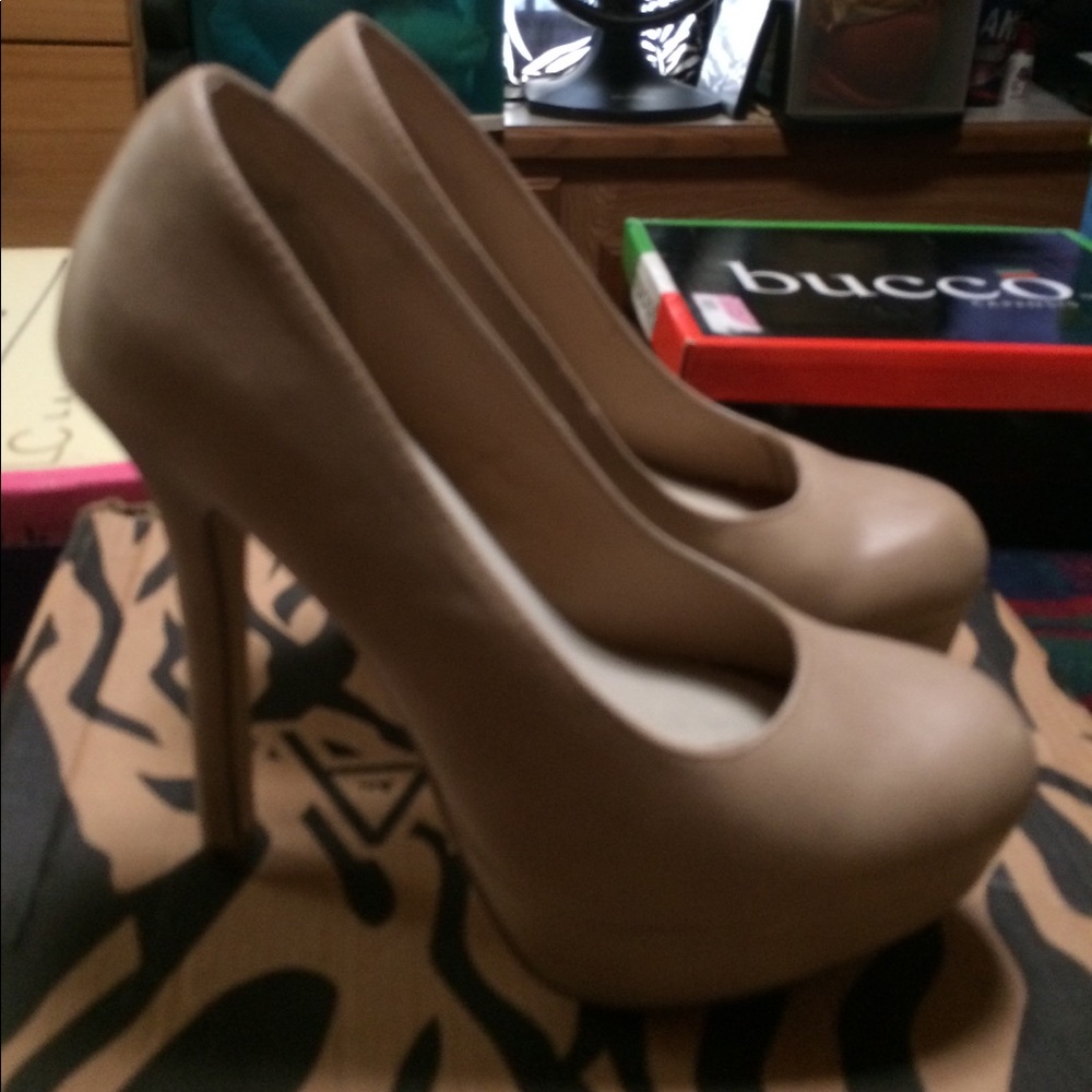 🌻BRAND NEW NUDE SHOES🌻