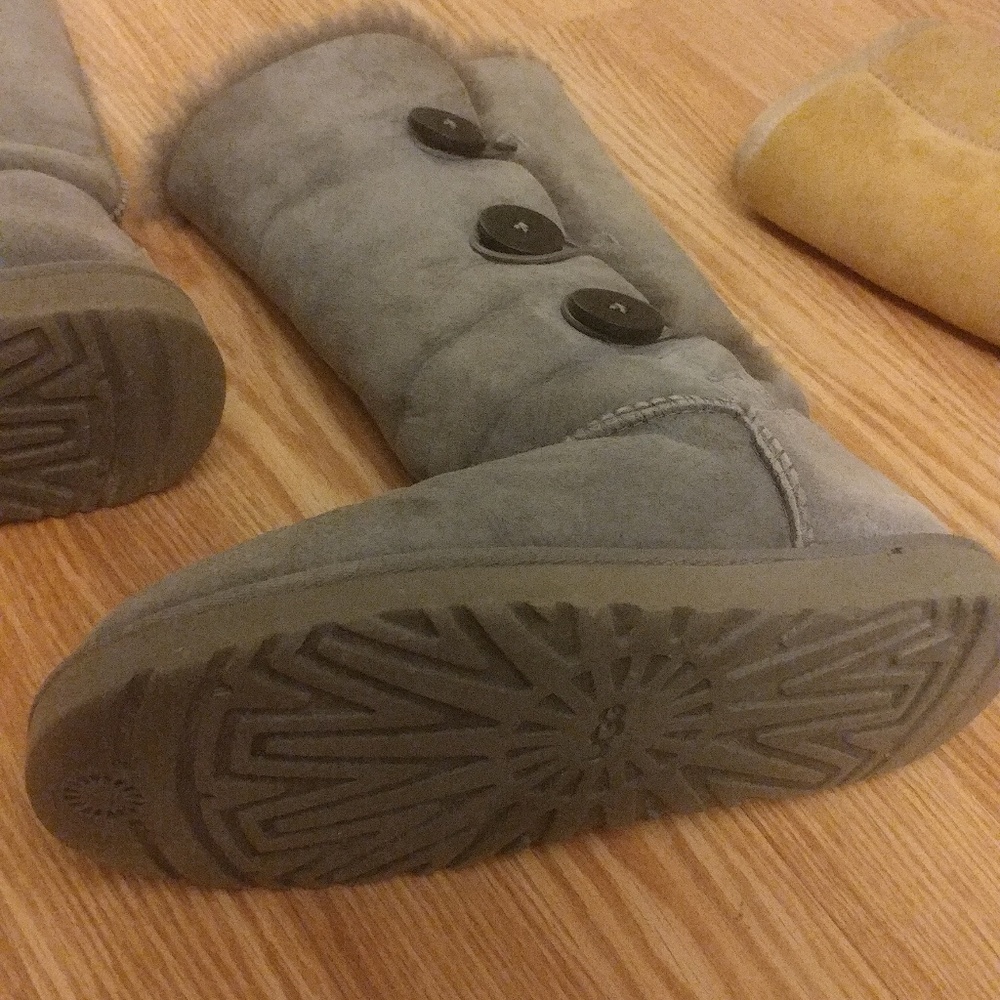 Grey Uggs with button size 7