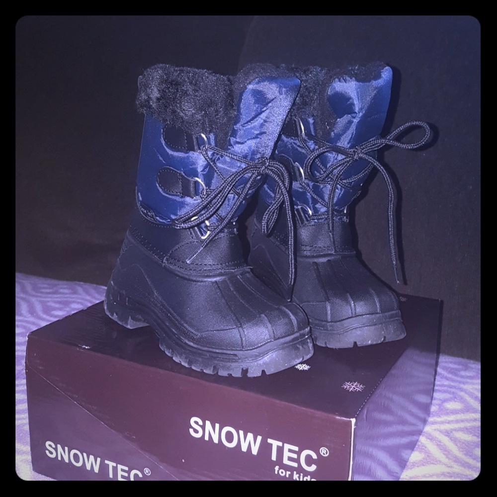 SOLD!!!!!!!!!Snow Tec Toddler Winter boots. Size 8