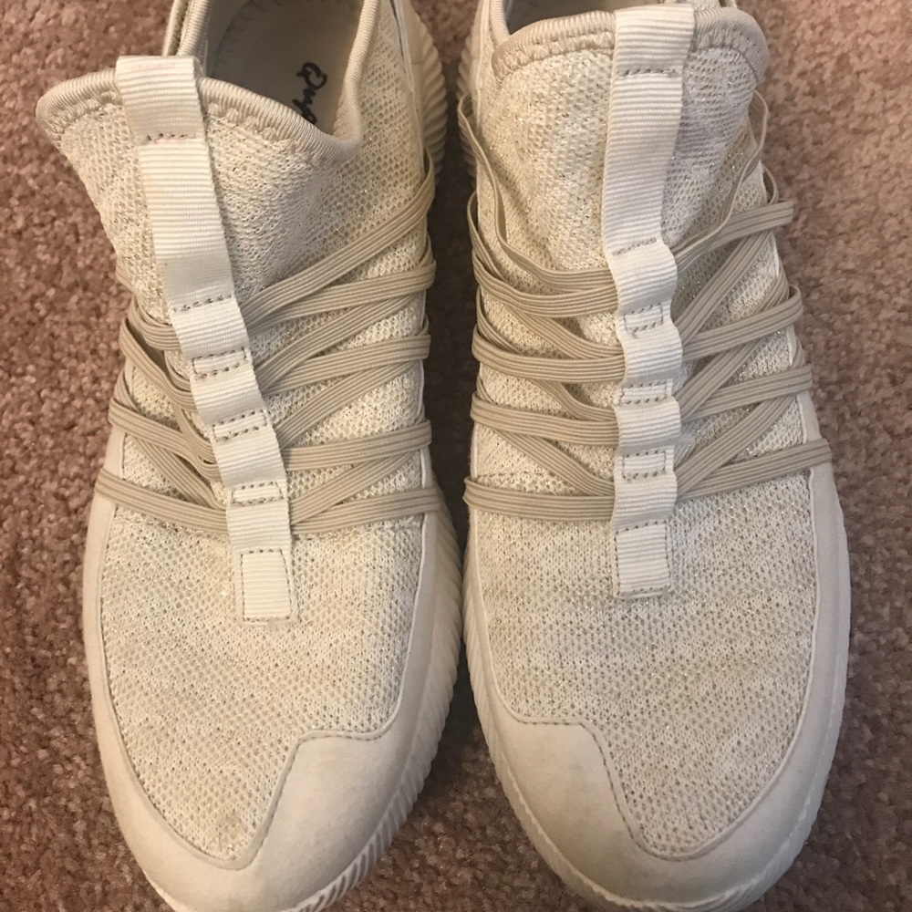 Fashion Tennis Shoes.
