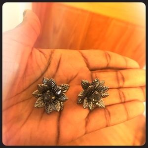 Gray flower earrings