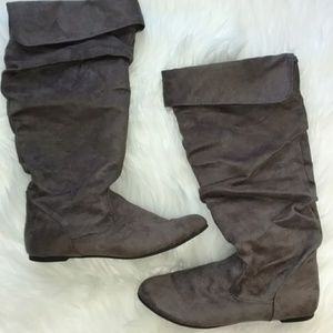 (KOHLS) GREY FLAT BOOT