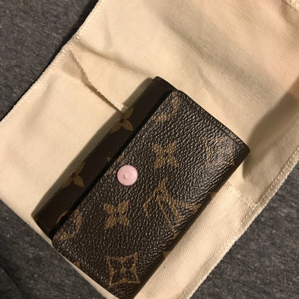 Authentic Louis Vuitton 6 ring key holder